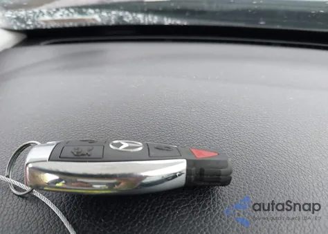 2017 Mercedes-Benz C 300 4Matic z USA, uszkodzony, nr VIN 55SWF4KB9HU223907